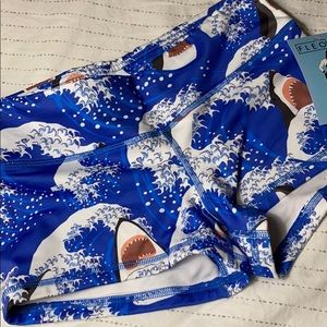 NWT size M Fleo shorts